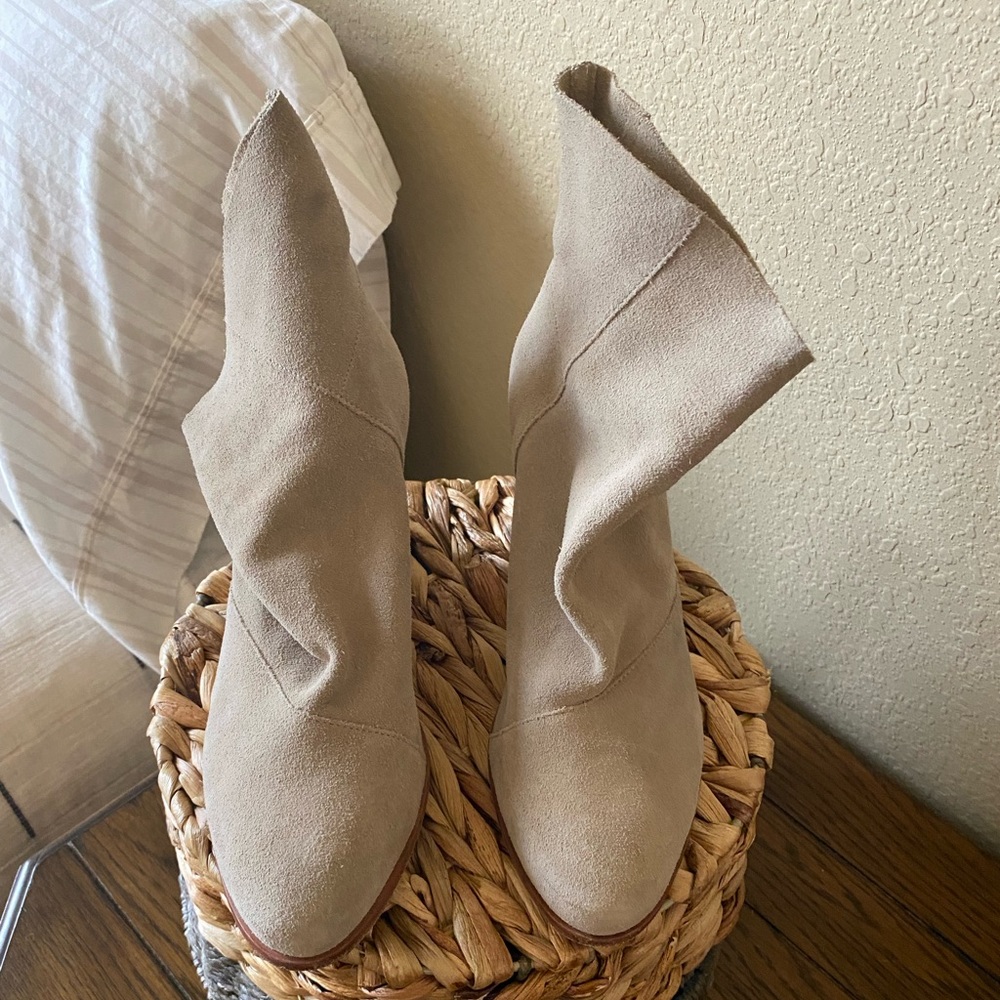 Matt Bernson size 9.5 beige/taupe suede Brooklyn bootie